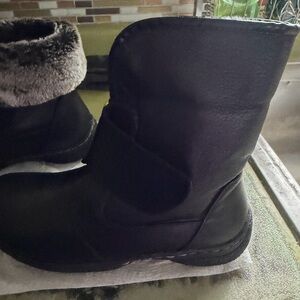 Cozy women’s Black Fur-Trimmed Winter Boots